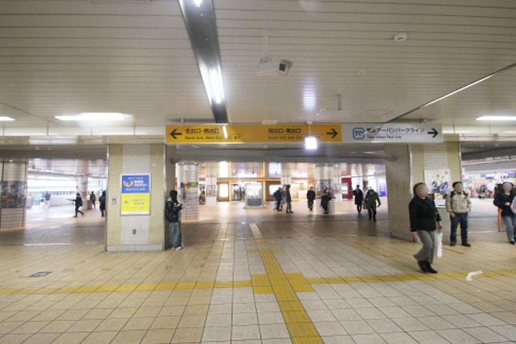 改札をでて左「西出口」方向に進みます。