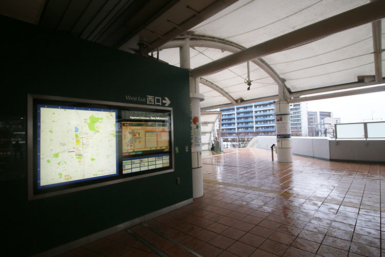 西口方向に進みます。