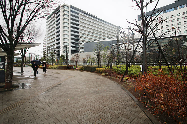 階段を右に曲がり、道なりに進みます。