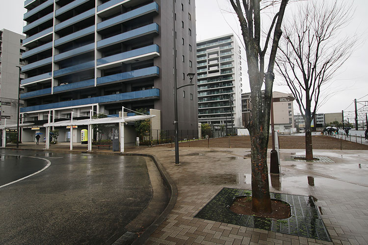 カーブを左に進みます。