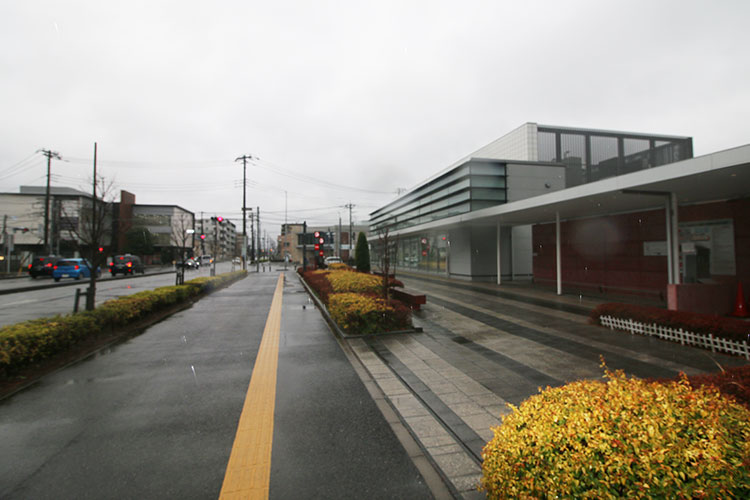 まっすぐ進むと右側に千葉銀行が見えます。