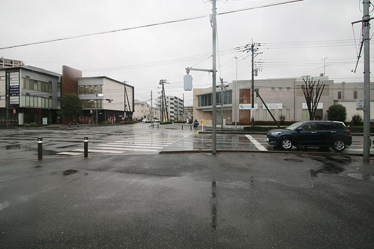 信号をわたって正面に見える建物の2階が当クリニックです。